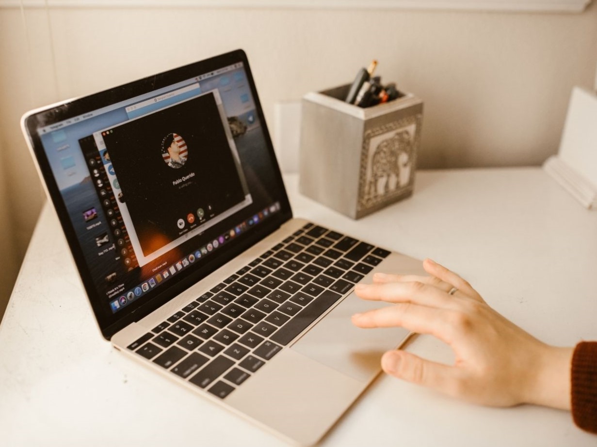 Prise de contact en visio avant le mariage